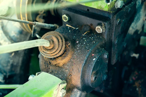 Bulanık bir arkaplanda traktörün arkasındaki vites kolu. Tarım makinelerinin kontrol unsurları. Rototiller bağlantısı ve vites değiştirme