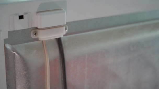 冷蔵庫の裏側にあるコンデンサのクローズアップ バック壁に冷蔵庫の熱交換器 高品質のフルHd映像 — ストック動画