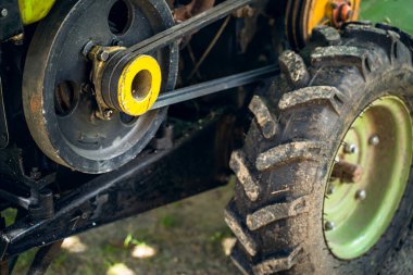 Ekin için traktör ünitesi. Traktör makarasının arkasında iki kemer yakın plan. Tarım için endüstriyel makineler