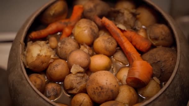 Aardappelen Wortelen Hun Schil Worden Gekookt Een Gietijzeren Ketel Close — Stockvideo
