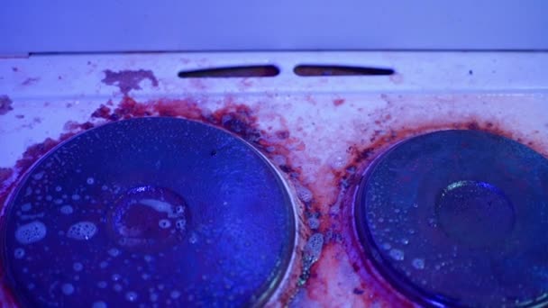 Dirty Kitchen Electric Stove Blue Ultraviolet Lighting Close Severe Burnt — Stockvideo