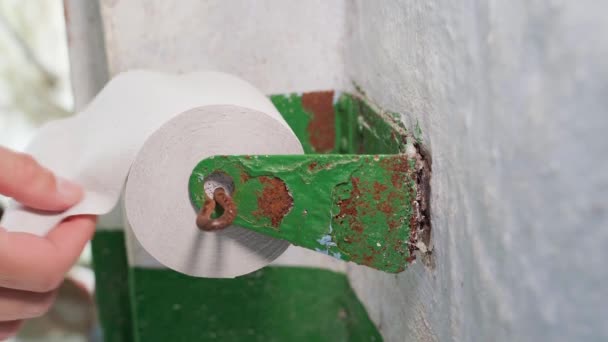 Ręka Wyciąga Papier Toaletowy Uchwytu Bliska Obiekty Plenerze Wiejskiej Toalety — Wideo stockowe