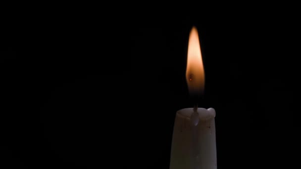 Ένα Συνηθισμένο Λευκό Κερί Καίγεται Από Κοντά Μαύρο Φόντο Ένα — Αρχείο Βίντεο