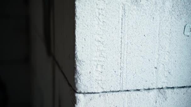 Αερομεταφερόμενος Τοίχος Από Τούβλα Τσιμέντου Άνοιγμα Παραθύρου Στον Τοίχο Φραγμού — Αρχείο Βίντεο