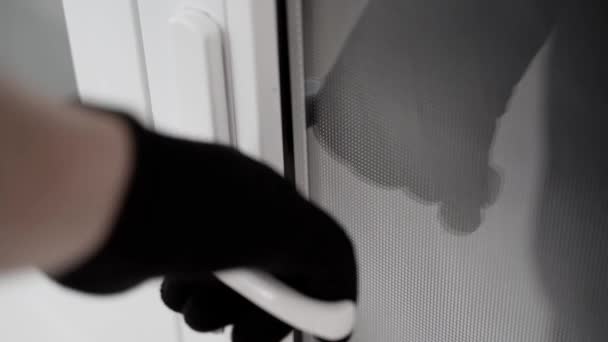 一个戴黑色手套的人试图用一把主人的钥匙撬开门锁 但没有成功 试图打破一个白色塑料门的锁 高质量的4K镜头 — 图库视频影像
