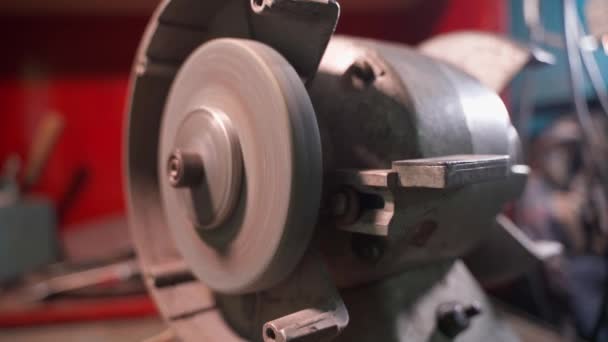 Grinding Machine Abrasive Wheel Slowly Stops Close Stopping Work Workshop — Vídeo de Stock