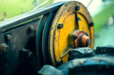 Traktör makarasının arkasında iki kemer yakın plan. Tarım, tarım makineleri için traktör