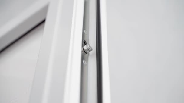 塑料门的开关模式 移动机构内的白色塑料门 高质量的4K镜头 — 图库视频影像