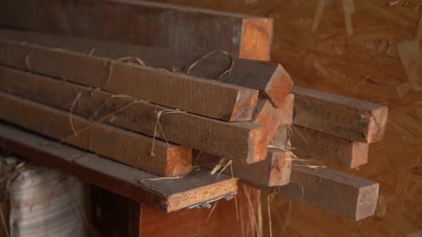 Vigas Madera Almacén Abandonado Polvo Materiales Construcción Madera Primer Plano — Vídeos de Stock