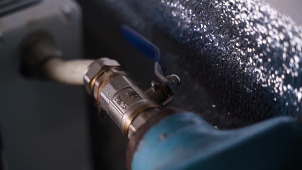 Open Ball Valve Old Cast Iron Battery New Heating Radiator — Vídeo de Stock