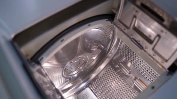 Open Wasmachine Close Licht Van Binnenuit Trommel Van Wasmachine Soepel — Stockvideo