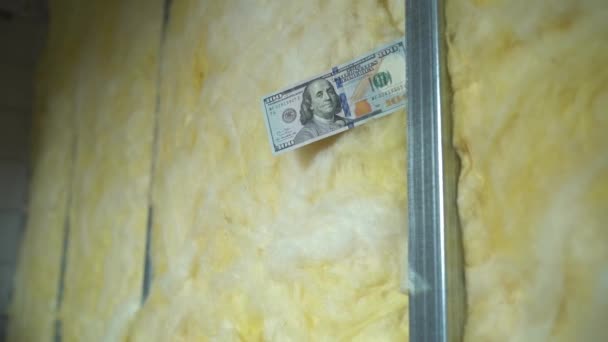 100ドルは Uプロファイルとガラスウールで作られた壁に固定されています 建築材料の価格の上昇乾式壁の下のフレーム壁の断熱と防音 — ストック動画