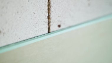 Neme dayanıklı alçıpan ve havalandırmalı beton kaplama. İnşaat alanında düzgün bir kamera hareketi. Yüksek kaliteli FullHD görüntüler