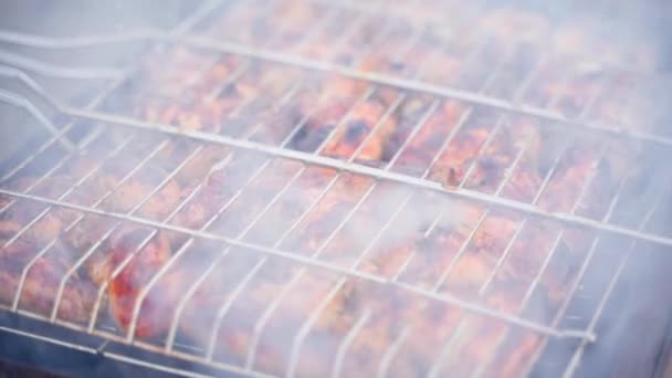 肉は煙のクローズアップ 視差で調理されます グリル 滑らかなカメラの動きにグリッド内の鶏の翼 高品質のフルHd映像 — ストック動画