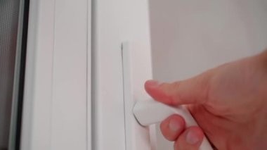 Adam beyaz kapıyı açar ve arkasından kapıyı kapatarak içeri girer. Plastik bir kapı açıyorum, yavaş çekimde. Yüksek kaliteli FullHD görüntüler