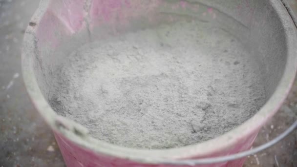 Suchy Cement Wiadrze Bliska Pył Powietrzu Świeżo Wlanego Wiadra Cementu — Wideo stockowe