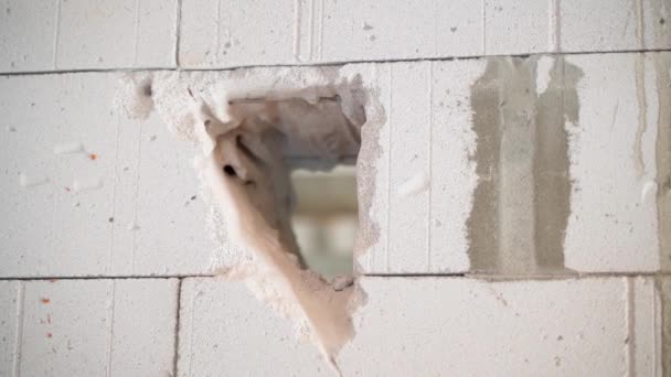充气混凝土墙的特写镜头损坏 在加气混凝土砖的厚墙中切割一个门 平滑视差 优质Fullhd影片 — 图库视频影像