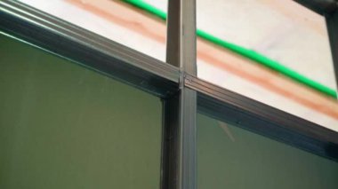 Alçıpanla kaplanmış U profilinden yapılmış çerçeve, yakın plan. Metal profilden yapılmış bir çerçeve bölümü. Pürüzsüz kamera hareketi. Yüksek kaliteli FullHD görüntüler