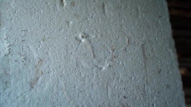 Beyaz buruşmuş köpük yakın plan, pürüzsüz kamera hareketi. Evrensel polistiren köpük yalıtım malzemesi. Yüksek kaliteli FullHD görüntüler