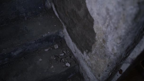 Peeling Muro Seminterrato Buio Primo Piano Vecchio Nascondiglio Abbandonato Sottoterra — Video Stock