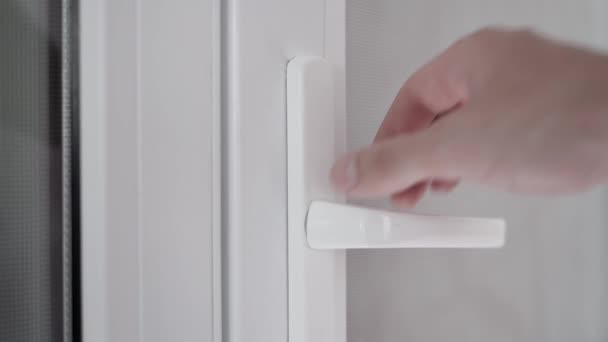 男は白いドアの開閉のハンドルを解体します フロントプラスチック製のドアをハッキング 高品質4K映像 — ストック動画