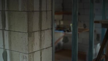 İnşaat alanında akşam, düzgün kamera hareketi. Havalandırılmış beton blok duvar ve tamir edilmeyen bir odada U profili çerçevesi. Yüksek kaliteli FullHD görüntüler