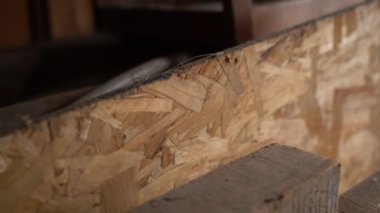 Karanlık bir odada oryantasyon panosu. Devekuşu plakası boyunca kamera hareketi. Yüksek kaliteli FullHD görüntüler