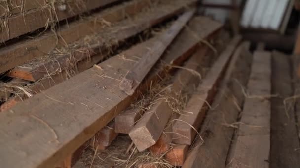 放棄された倉庫のクローズアップで木製の梁 乾燥した草の中に木造建築材料 パララックス 高品質のフルHd映像 — ストック動画