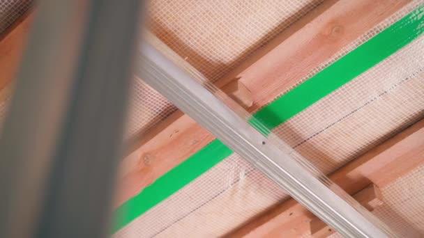 在私人住宅的天花板上系上金属板 镜头动作平稳 干墙框架 优质Fullhd影片 — 图库视频影像
