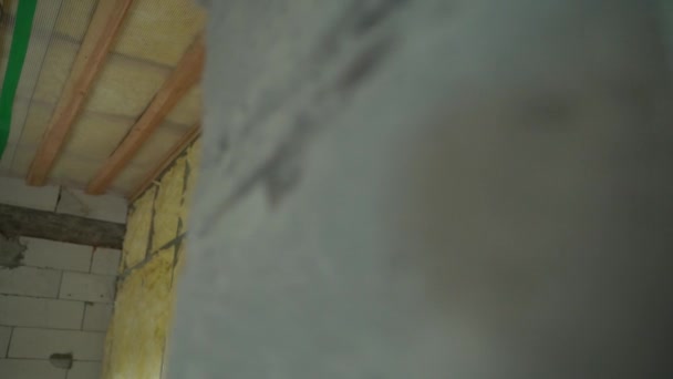 Uプロファイルで作られた室内フレームパーティションと石膏ボードのシールは ガラスウールが満載されています 未完成の民家の中に裸の壁と天井 高品質のフルHd映像 — ストック動画