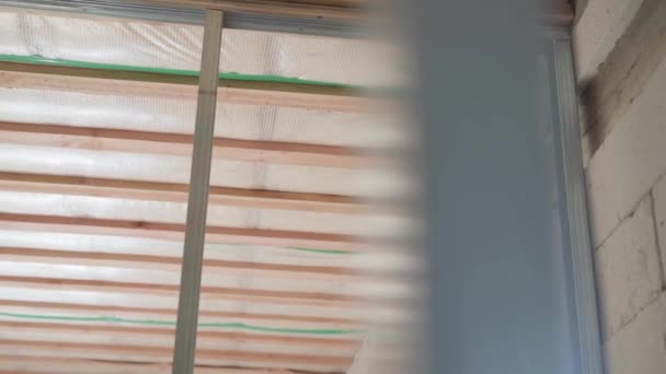 Образная Конструкция Каркасной Перегородки Потолок Частного Дома Забит Паровым Барьером — стоковое видео