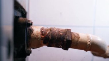 Isıtma borusu, katı yakıt kazanına bağlı bir yer. Metal boru sızıntıdan sonra aşınmış. Kışın evde su ısıtması. Yüksek kaliteli FullHD görüntüler