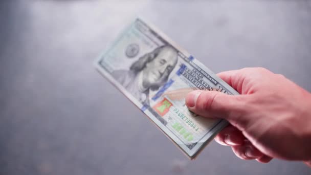 Egy Kéz Egy Halom Száz Dolláros Bankjegyet Tart Készpénz Kiegyenlítési — Stock videók
