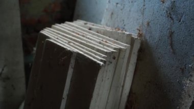 Terk edilmiş bir depoda eski bir köpük, polistiren köpük yalıtımı. Yüksek kaliteli FullHD görüntüler