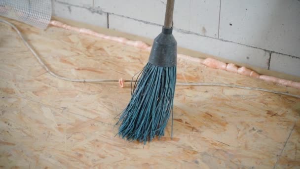 현장에서 파란색의 플라스틱둥근 빗자루를 클로즈업하고 있습니다 수리하는 청소를 골대에 구멍을 — 비디오