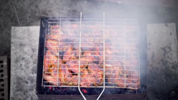 Alas Pollo Barbacoa Cerca Vista Superior Asar Carne Con Humo — Vídeo de stock