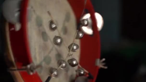 古いタンバリン革膜と鐘を閉じる 暗闇の中でタンバリンを演奏する 高品質4K映像 — ストック動画
