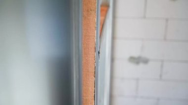 İçerideki ahşap kiriş alçıdan çerçeve duvardaki kapıyı güçlendirmek için. Pürüzsüz kamera hareketi. Yüksek kaliteli FullHD görüntüler