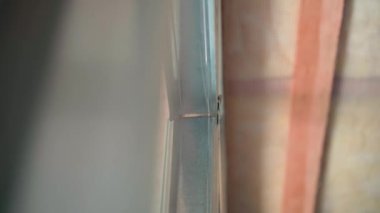 İnşaat sürecinde alçıpan ve U profilinden yapılmış bir çerçeve bölümü, düzgün kamera hareketi. Metal bir profile bağlı rutubete dayanıklı alçıpan. Yüksek kaliteli FullHD görüntüler