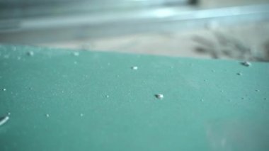 Alçıpan ve alçı kırıntıları yakın plan. Nemlendirmeye dayanıklı alçıpan, pürüzsüz kamera hareketi. Yüksek kaliteli FullHD görüntüler