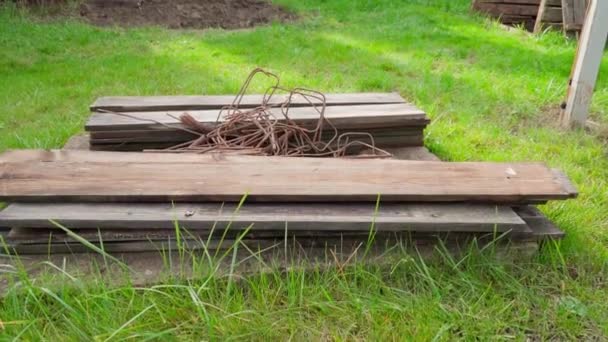 Oude Houten Planken Roestige Metalen Tralies Een Betonnen Eiland Omgeven — Stockvideo