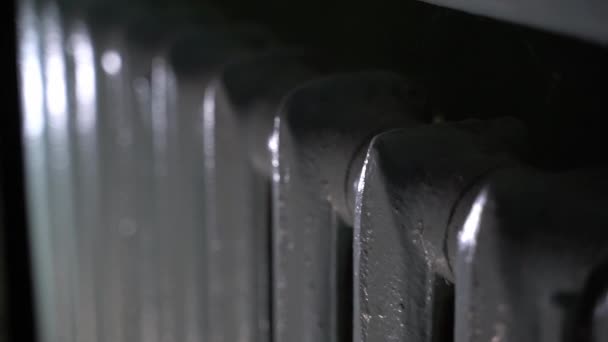Gladde Camerabeweging Langs Een Oude Gietijzeren Radiator Donker Hoge Kwaliteit — Stockvideo