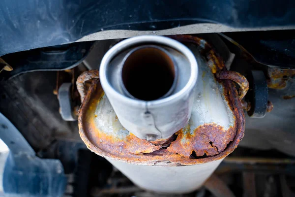 Rusty Carro Exaustor Silencioso Com Buraco Através Close Corrosão Tubo — Fotografia de Stock