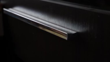 Krom kaplama ahşap mobilyalar, yakın çekim, yumuşak hareket. Yüksek kaliteli FullHD görüntüler