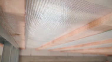 Özel bir evin tavanı buhar bariyeriyle çevrilidir. Evin çatısının buhar ve nemden izole edilmesi. Pürüzsüz kamera hareketi. Yüksek kaliteli FullHD görüntüler