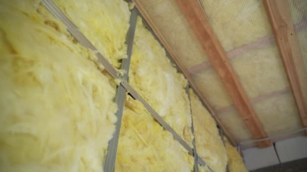 Použití Skelné Vaty Pro Izolaci Střechy Odhlučnění Stěn Hladký Pohyb — Stock video