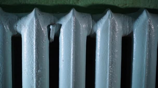 蓝色铸铁暖气散热器在一个老房子的特写 相机的移动 优质Fullhd影片 — 图库视频影像