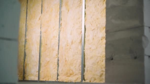 Внутренняя Стена Доме Покрыта Стеклянной Шерстью Высококачественные Fullhd Кадры — стоковое видео