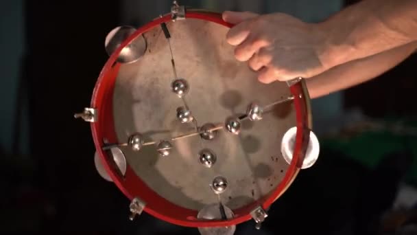 Tangan Mengalahkan Membran Tamborin Close Dalam Gelap Rekaman Berkualitas Tinggi — Stok Video