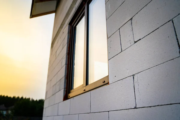 Närbild Ett Privat Hus Tegelstenar Luftad Betong Med Ett Plastfönster — Stockfoto